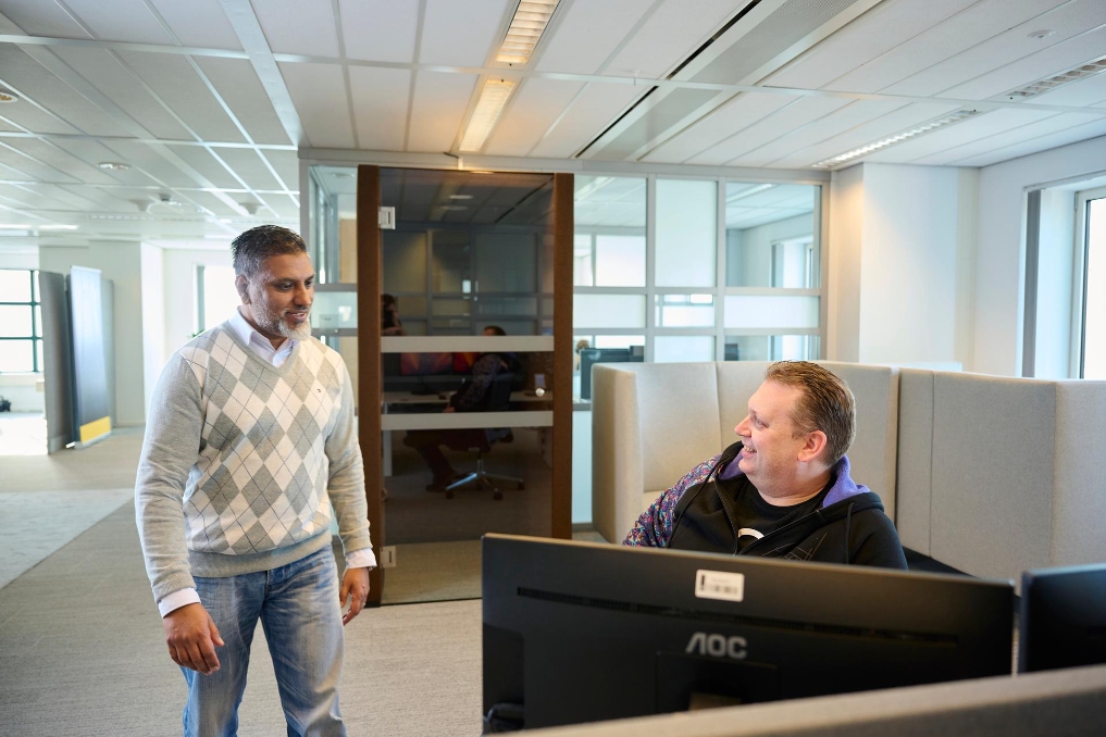 John Jhinnoe en Oscar Koeroo achter bureau