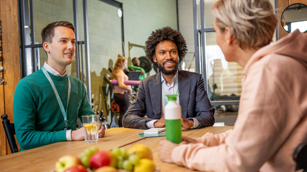 VWS wil sporten stimuleren en faciliteren. 3 collega's in overleg in een sportschool