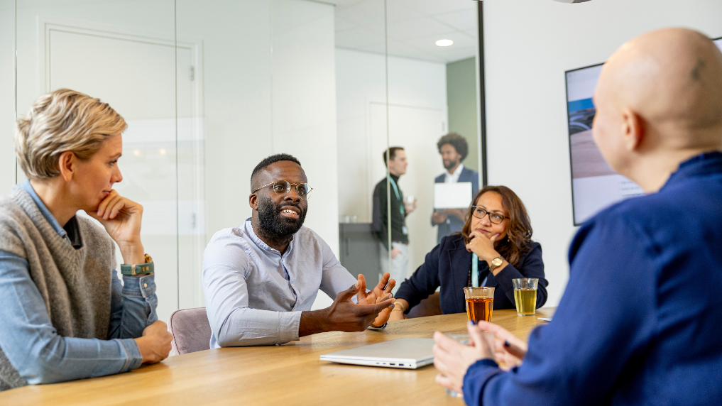 Collega's bij VWS om tafel. Je komt hier in een diverse en inclusieve werkomgeving