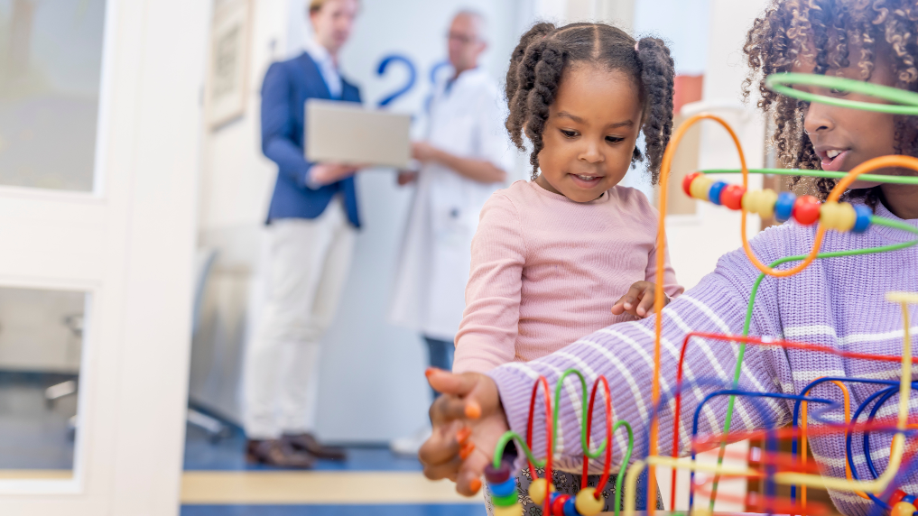 Portret van moeder en kind: iedereen verdient een kansrijke start. Bij VWS werk je mee aan het bevorderen van het welzijn van Nederlanders