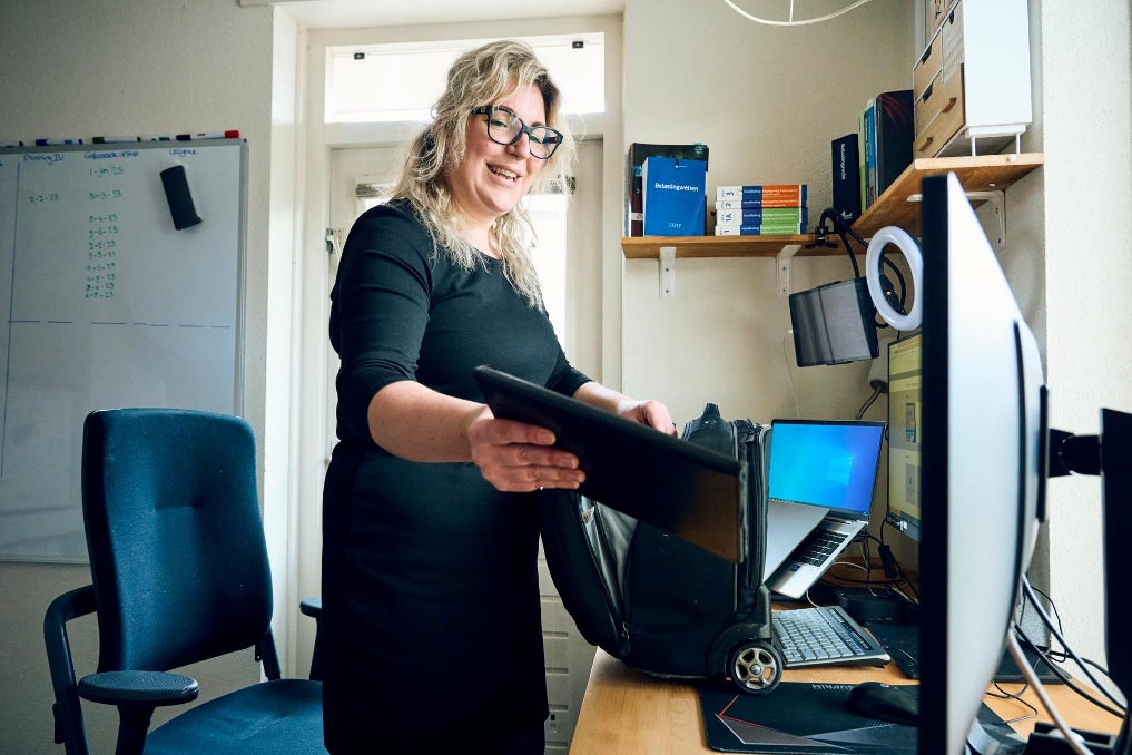 Marjolein op pakt haar tas in op haar thuiswerkplek