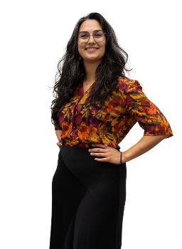 Portret van Başak, hoofd sectie Duurzaamheid & Comfort bij het Rijksvastgoedbedrijf