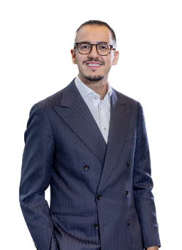 Portret van Jaouad. Hij doet het werk- en leertraject Internationaal Beleidsmedewerker Buitenlandse Zaken