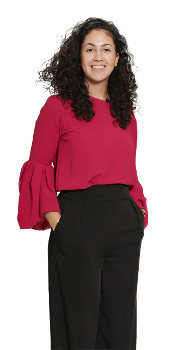 Portret van Samira Akaiour, diversiteitsrecruiter bij het ministerie van Financiën