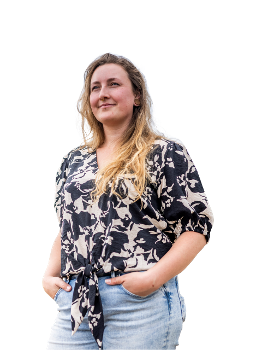 Portret van Sinéad. Ze is adviseur natuur, landschap en cultuurhistorie bij het Rijksvastgoedbedrijf