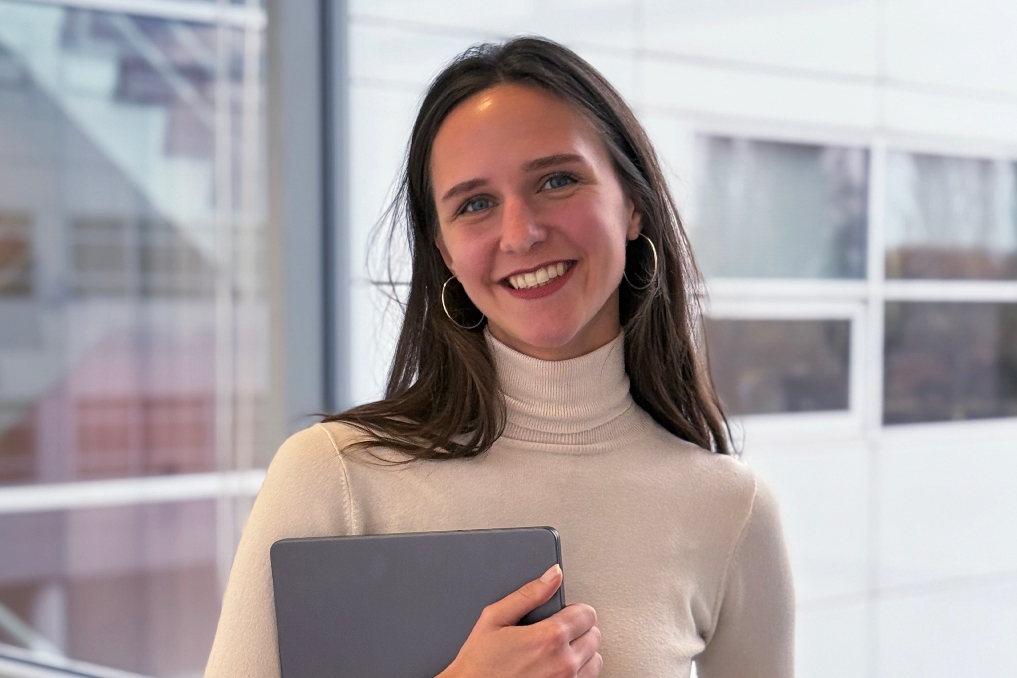 trainee lacht in de camera