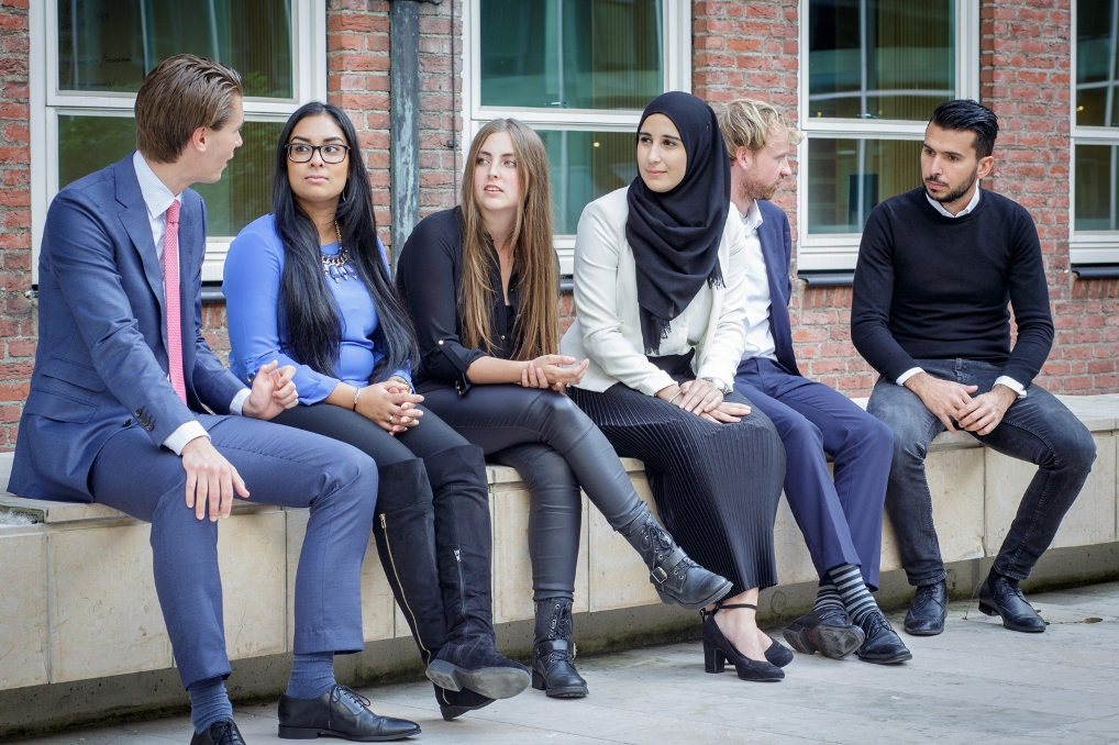 aantal stagiairs in gesprek