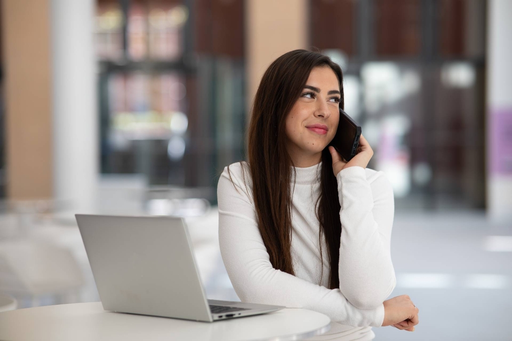 Veronica is aan het bellen