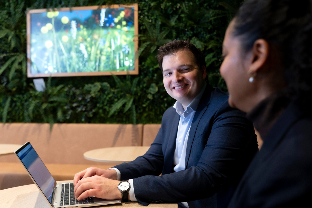 Coen Bot met collega