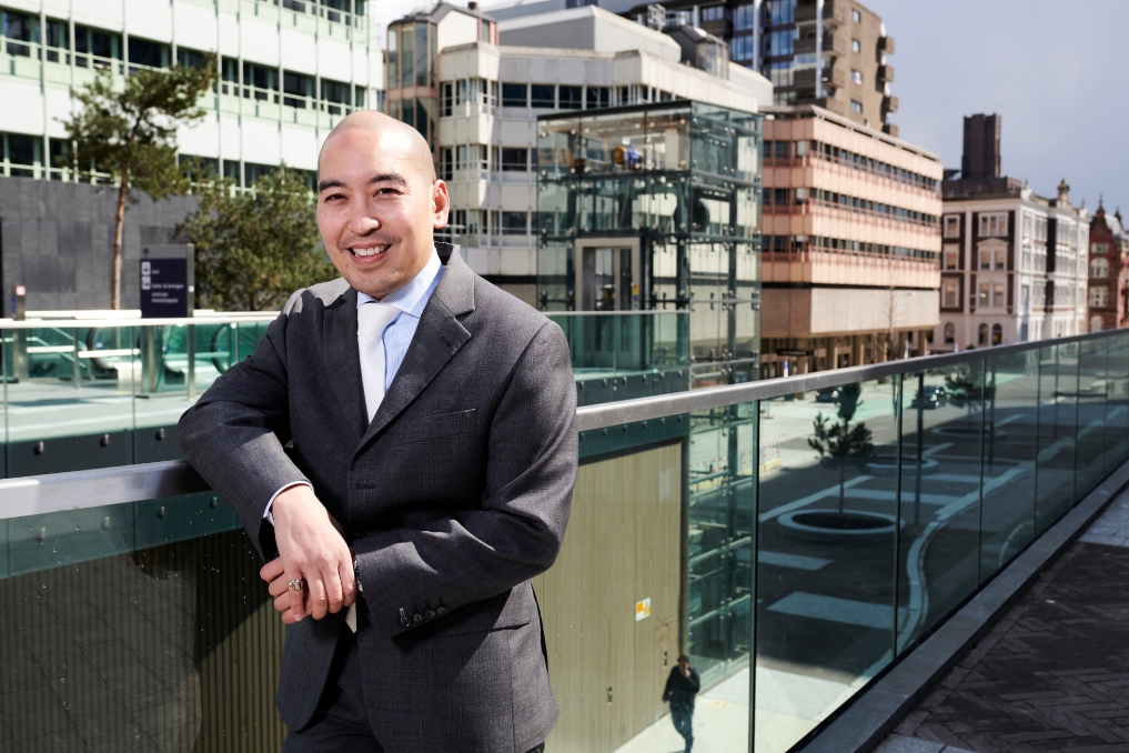 Gerardo Flores buiten bij Utrecht Centraal