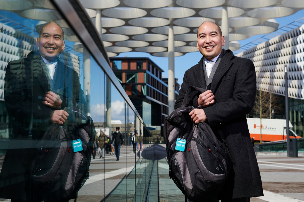 Gerardo Flores buiten bij Utrecht Centraal