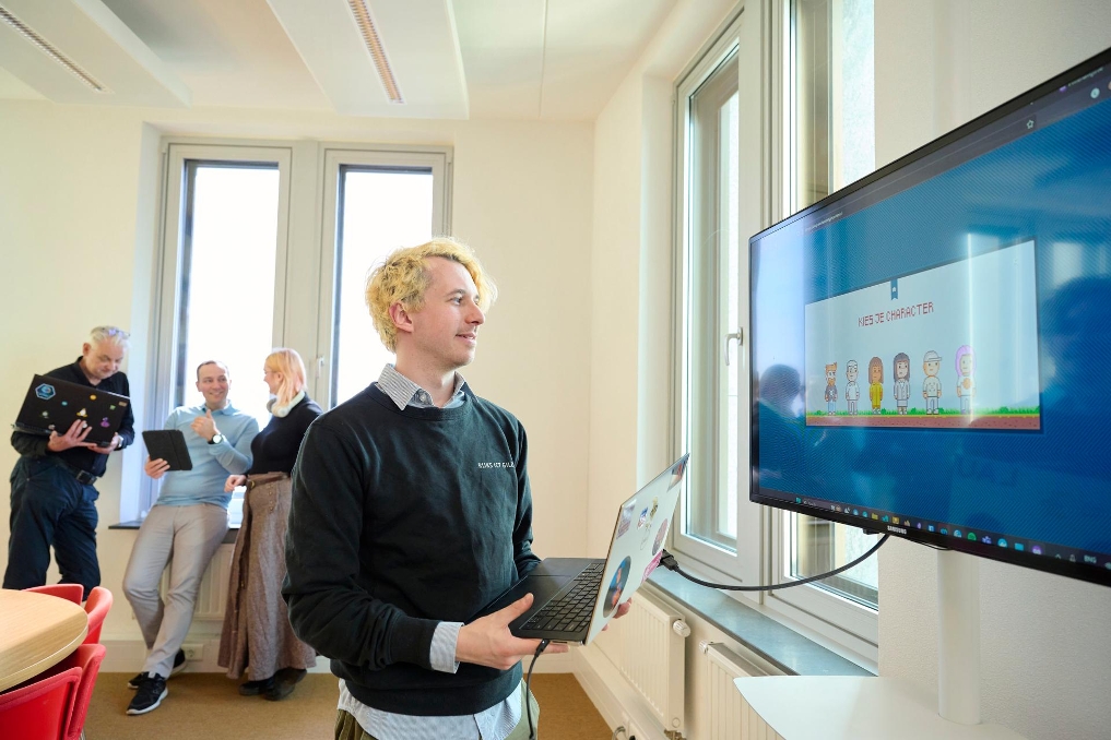 Laurens Weijs, data engineer bij het RIG speelt de game De Queeste der Lage Landen