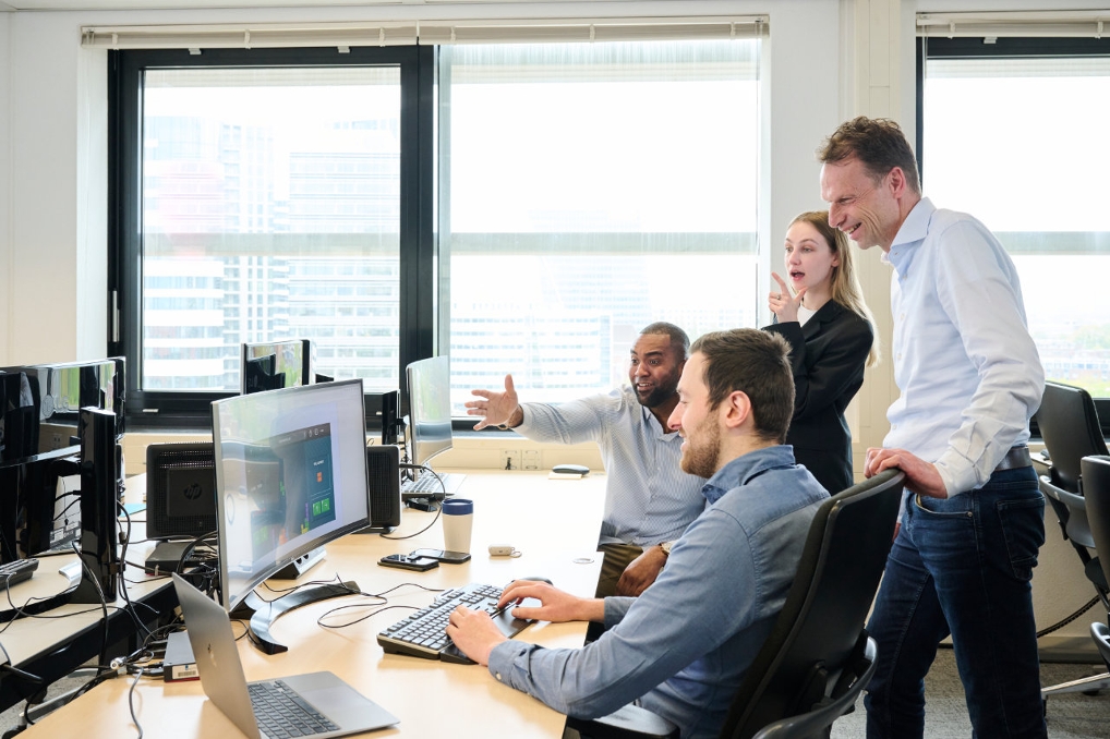 Rens van Tilborg, lead ICT expert DICTU met collega's aan het werk