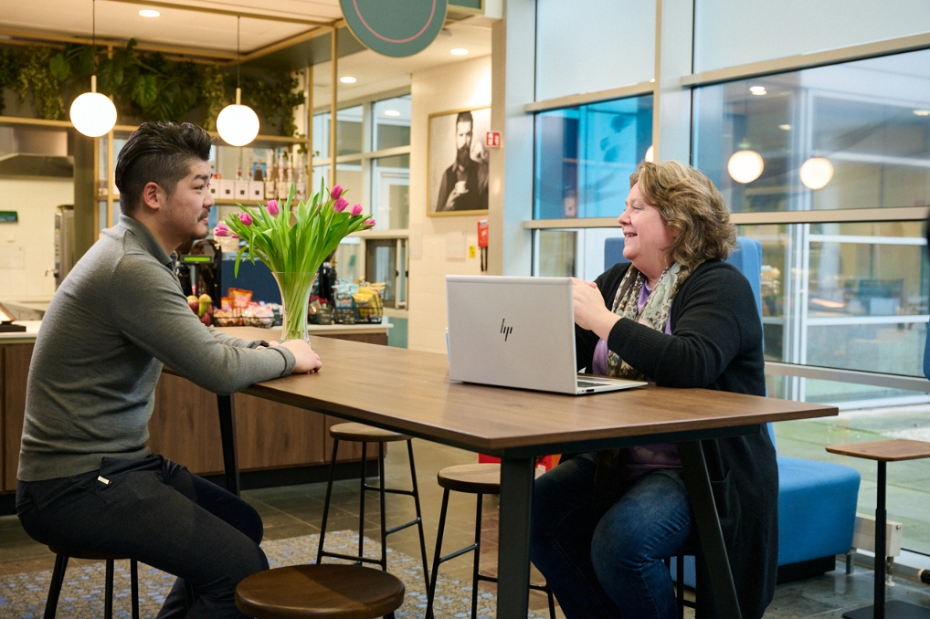 Anja Feijen informatiemanager Organisatie & Personeel Rijk in gesprek met collega