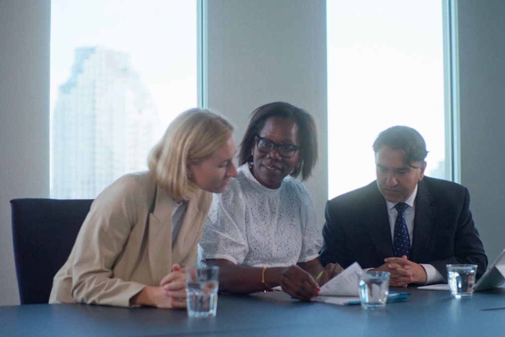 3 juridisch adviseurs in overleg. Zij werken bij de Rjksoverheid