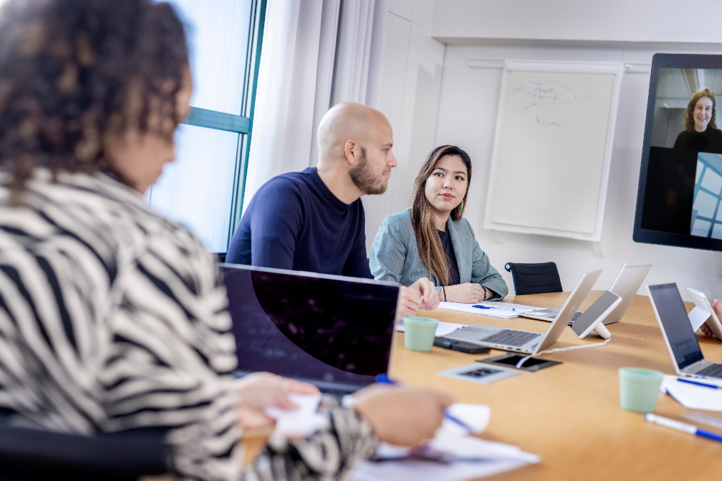 3 jurist bij de Rijksoverheid in overleg. Bij bezwaar- en beroepszaken moet je samen puzzels leggen