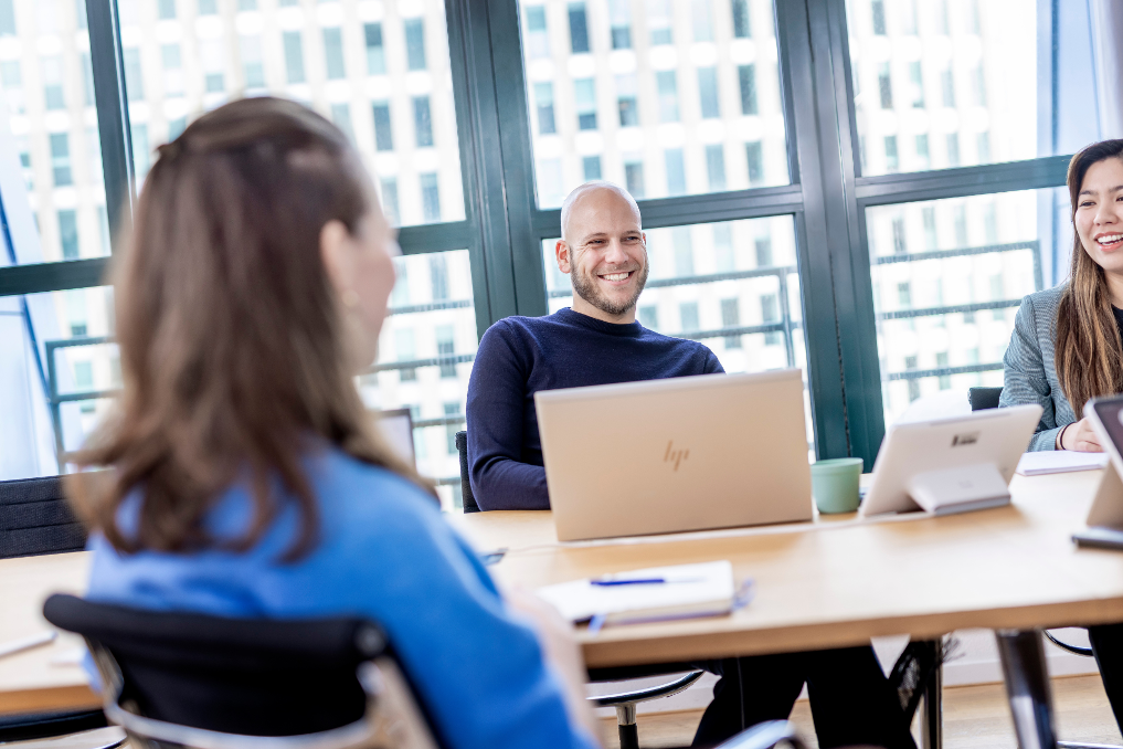 Koen Orbons, seniorjurist bij de Rijksoverheid, met 2 collega's in gesprek