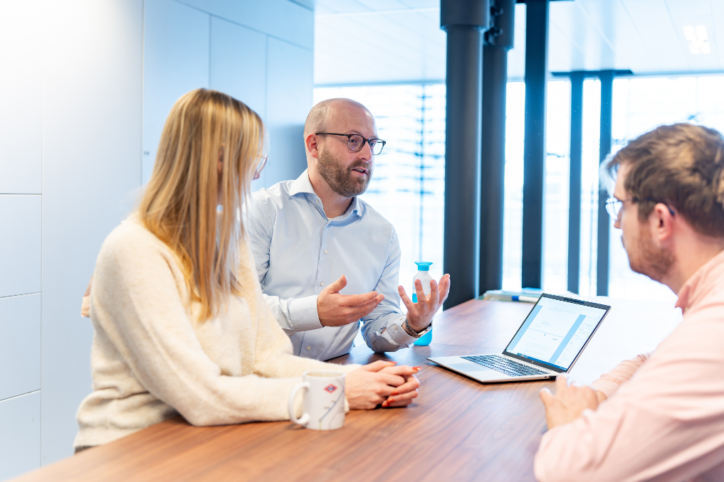 Wilco Ploeg, wetgevingsjurist bij de Rijksoverheid, in gesprek met 2 collega's