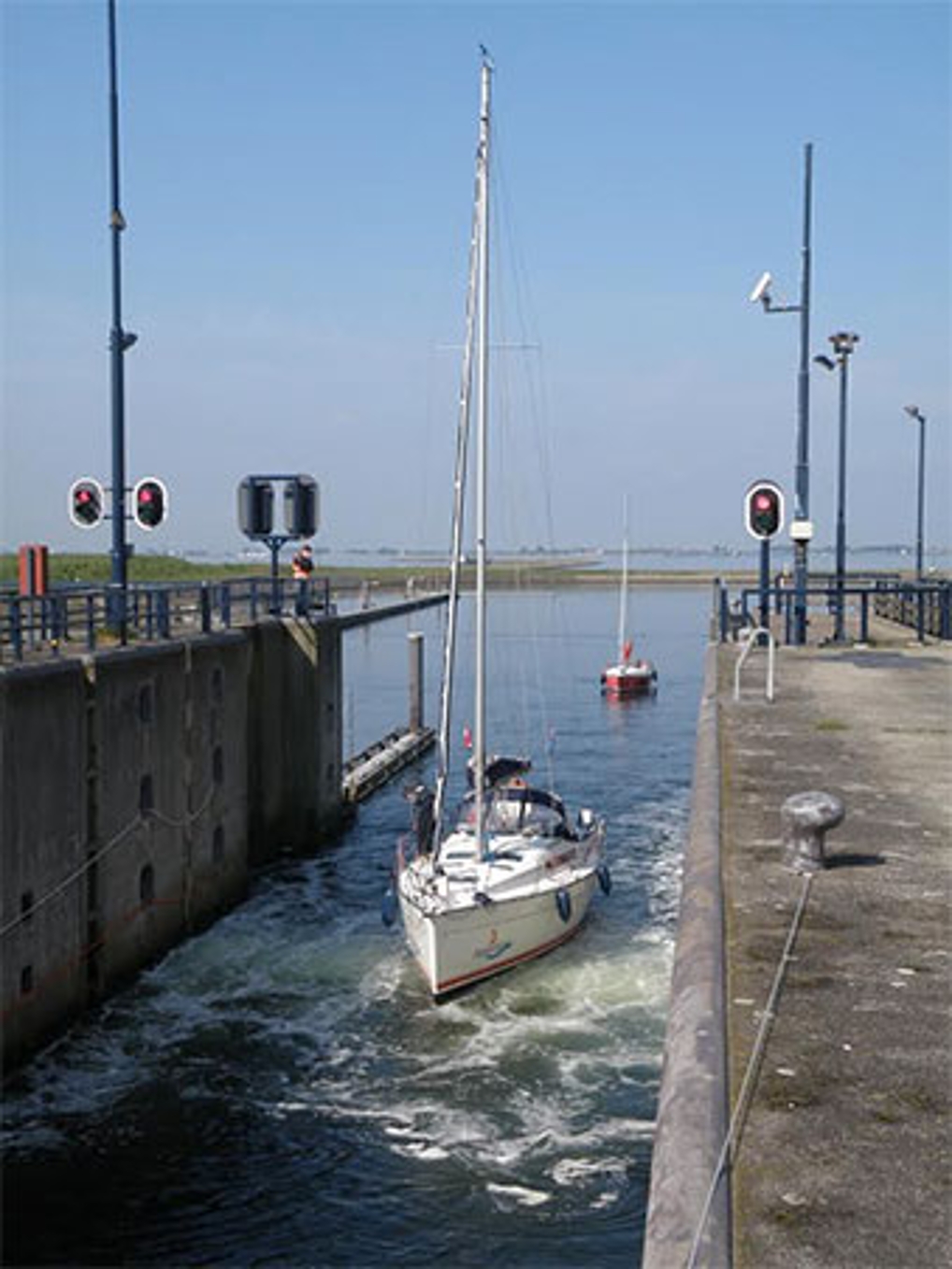 Plezierjacht in een sluis